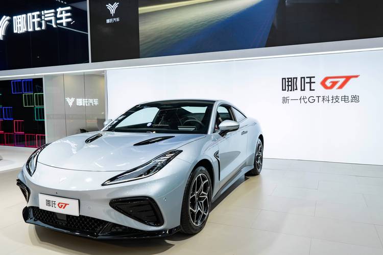 成都261哪吒汽车在智能汽车领域的表现，领途汽车在新能源汽车市场中的影响力